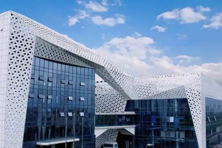 爱看球 转会窗后球员资料怎么读：位置属性与赛季表现的前瞻分析